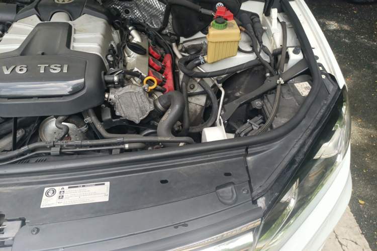 Used Volkswagen Touareg 2016 3.0 TSI Standard Version Engine Bay Left
