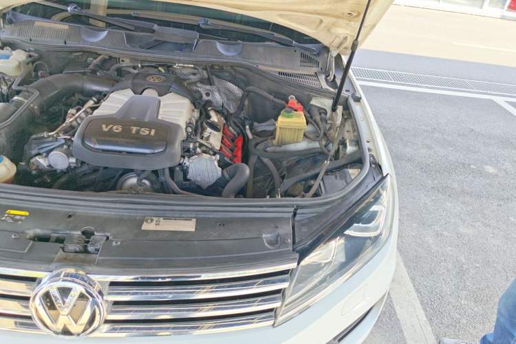 Used Volkswagen Touareg 2016 3.0 TSI Standard Version Engine Bay Left