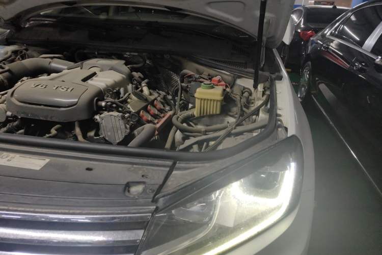 Used Volkswagen Touareg 2016 3.0 TSI Ignis Edition Engine Bay Left