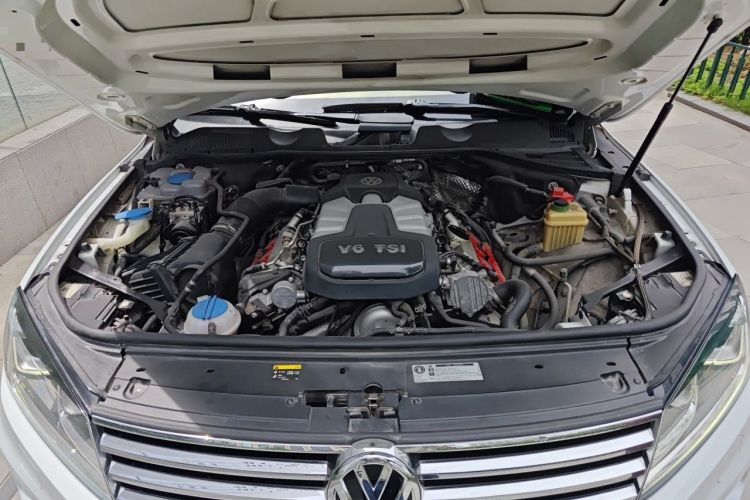 Used Volkswagen Touareg 2016 3.0 TSI Standard Version Engine Bay