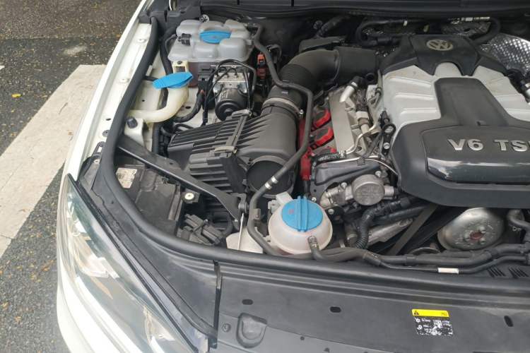Used Volkswagen Touareg 2016 3.0 TSI Standard Version Engine Bay Right