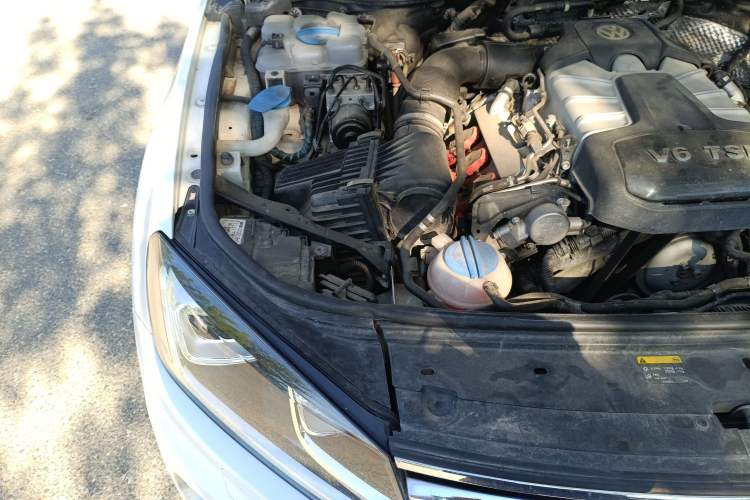 Used Volkswagen Touareg 2016 3.0 TSI Standard Version Engine Bay Right