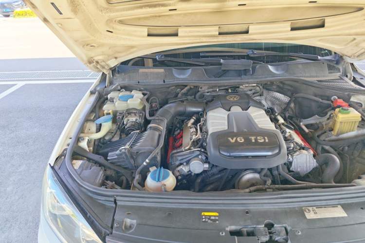 Used Volkswagen Touareg 2016 3.0 TSI Standard Version Engine Bay Right
