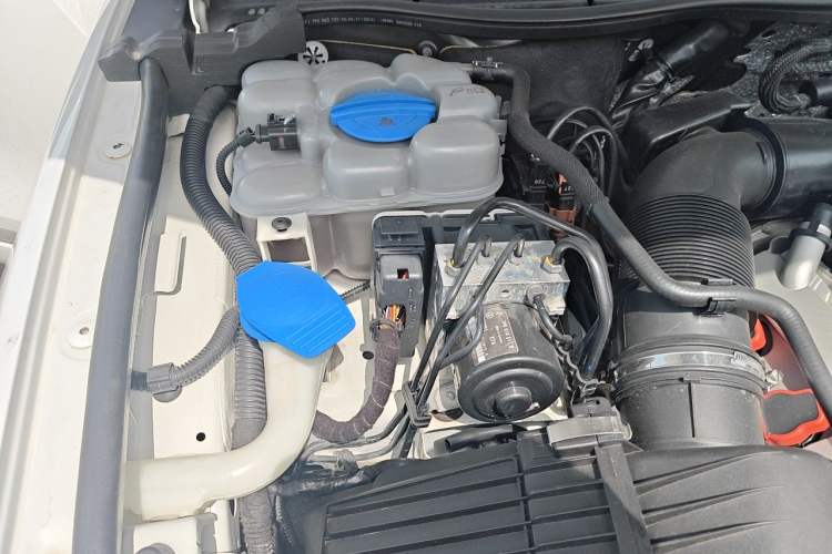 Used Volkswagen Touareg 2016 3.0 TSI Standard Version Engine Bay Right