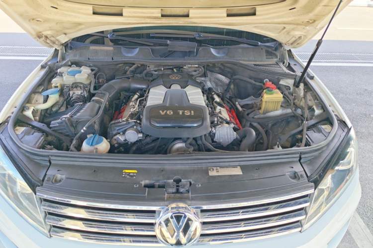 Used Volkswagen Touareg 2016 3.0 TSI Standard Version Engine Bay