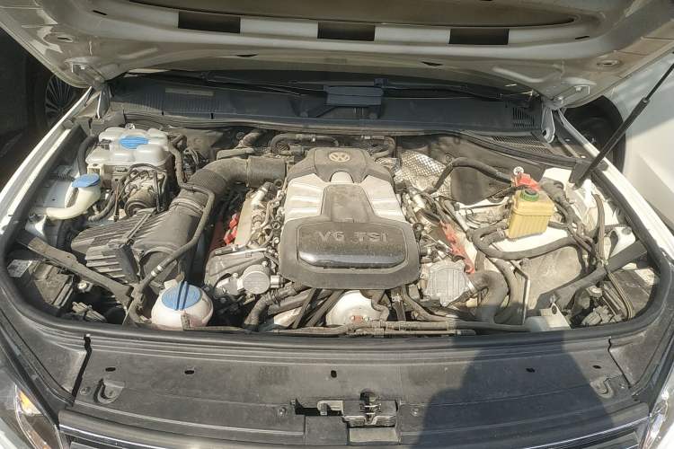 Used Volkswagen Touareg 2016 3.0 TSI High-End Version Engine Bay