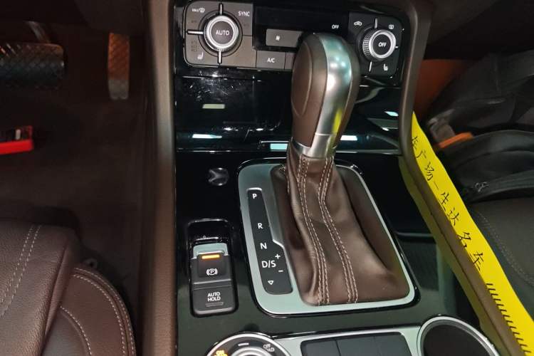 Used Volkswagen Touareg 2016 3.0 TSI Ignis Edition Gear Lever