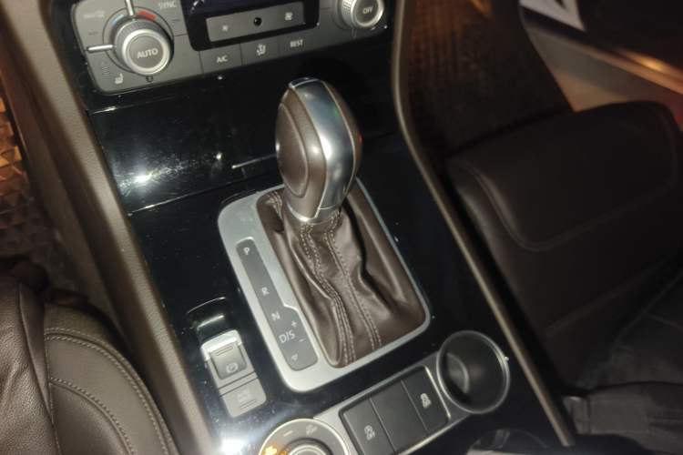 Used Volkswagen Touareg 2016 3.0 TSI Ignis Edition Gear Lever