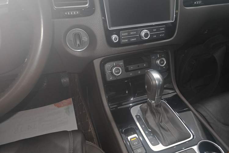 Used Volkswagen Touareg 2016 3.0 TSI Ignis Edition Gear Lever