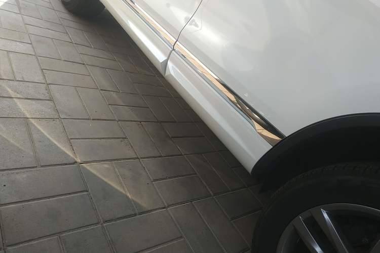Used Volkswagen Touareg 2016 3.0 TSI High-End Version Left Side Sill