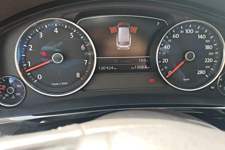 Used Volkswagen Touareg 2016 3.0 TSI Standard Version Odometer Close Up