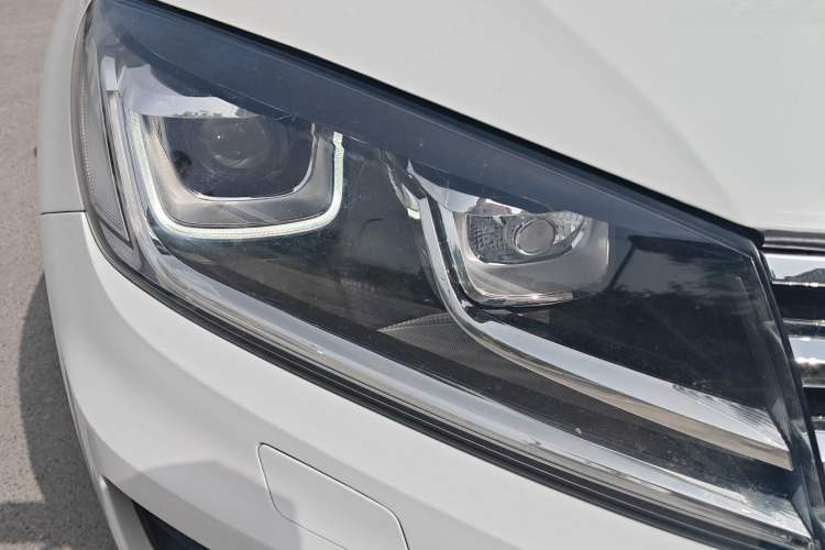 Used Volkswagen Touareg 2016 3.0 TSI Standard Version Right Front Headlight