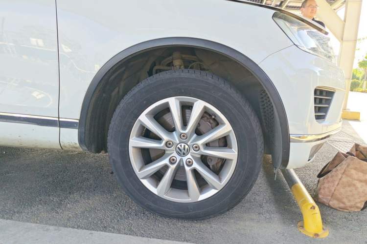 Used Volkswagen Touareg 2016 3.0 TSI Standard Version Right Front Wheel Hub