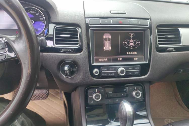 Used Volkswagen Touareg 2016 3.0 TSI Ignis Edition Audio And AC Panel