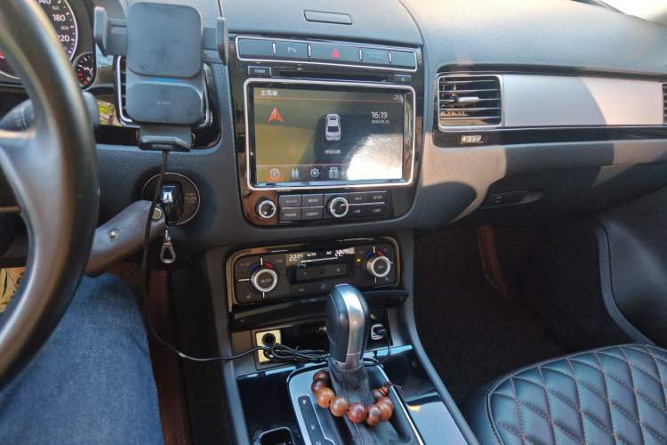 Used Volkswagen Touareg 2017 3.0 TSI Start Edition Audio And AC Panel