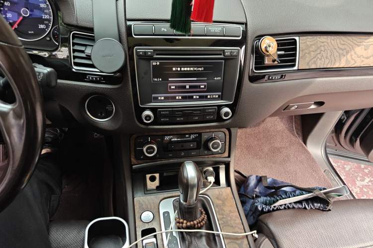 Used Volkswagen Touareg 2017 3.0 TSI Touareg Model Audio And AC Panel