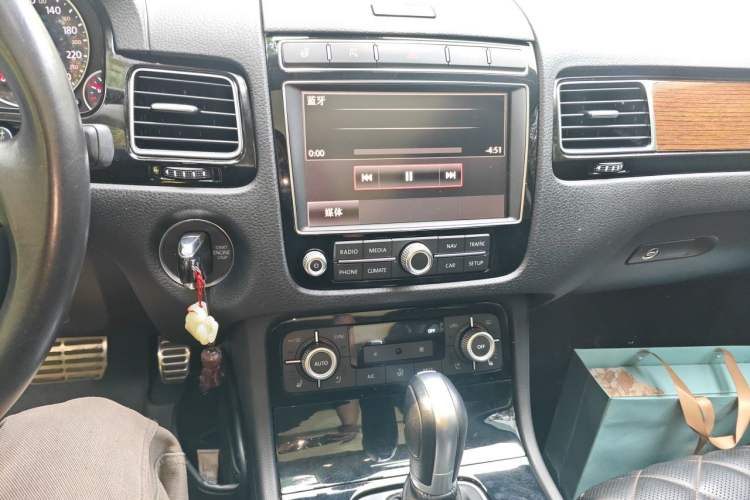 Used Volkswagen Touareg 2017 3.0 TSI Executive Edition Audio And AC Panel