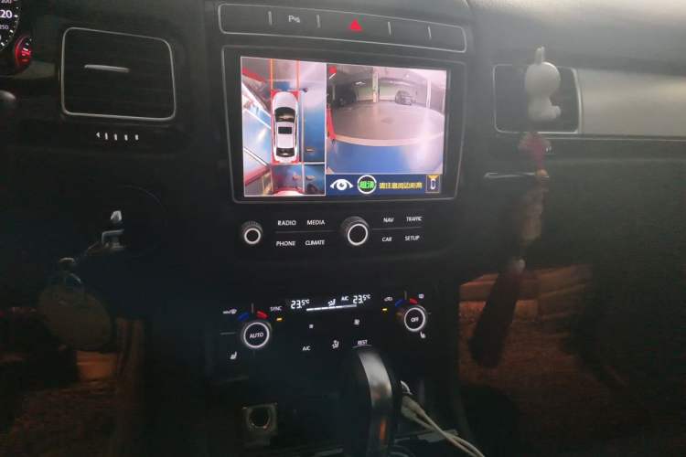 Used Volkswagen Touareg 2017 3.0 TSI Start Edition Audio And AC Panel