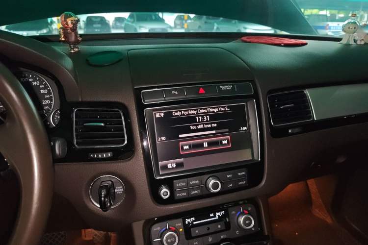 Used Volkswagen Touareg 2017 3.0 TSI Touareg Edition Audio And AC Panel