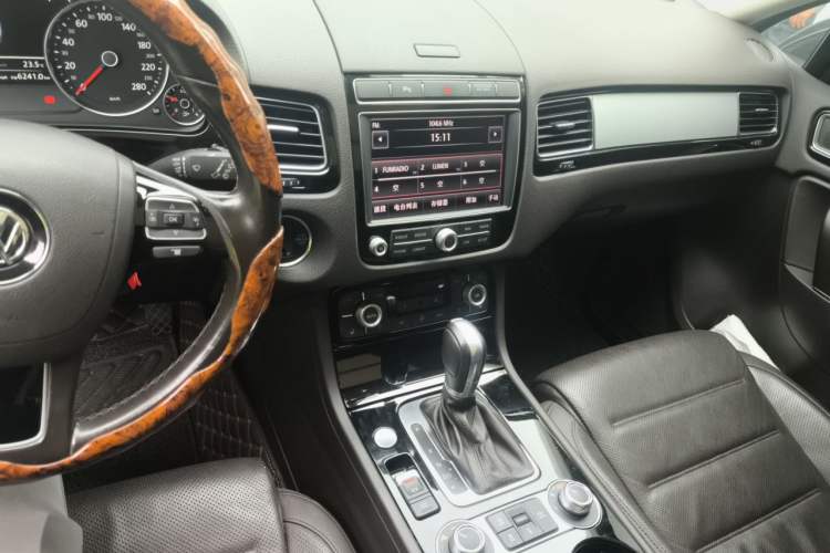 Used Volkswagen Touareg 2017 3.0 TSI Touareg Edition Audio And AC Panel