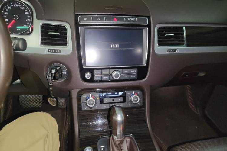 Used Volkswagen Touareg 2017 3.0 TSI Yuyue Model Audio And AC Panel