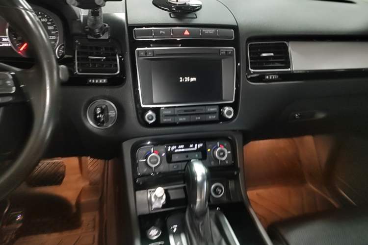 Used Volkswagen Touareg 2017 3.0 TSI Touareg Model Audio And AC Panel