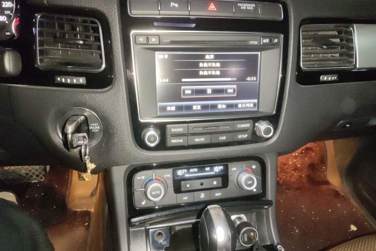 Used Volkswagen Touareg 2017 3.0 TSI Start Edition Audio And AC Panel