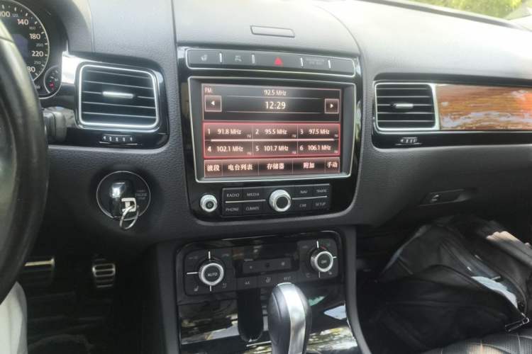 Used Volkswagen Touareg 2017 3.0 TSI R-Line Peak Edition Audio And AC Panel