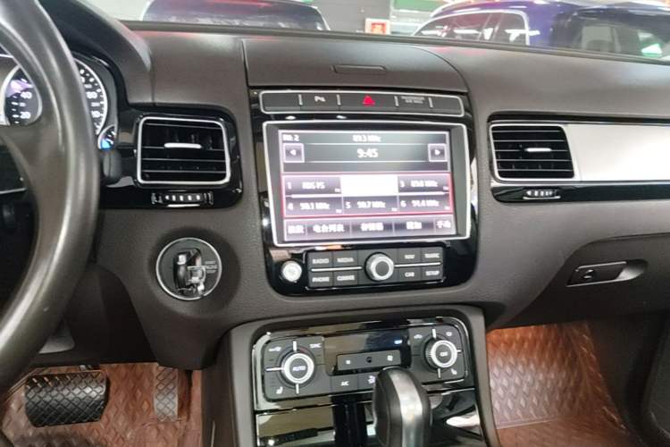 Used Volkswagen Touareg 2017 3.0 TSI Start Edition Audio And AC Panel