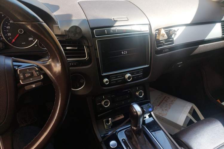 Used Volkswagen Touareg 2017 3.0 TSI Touareg Edition Audio And AC Panel