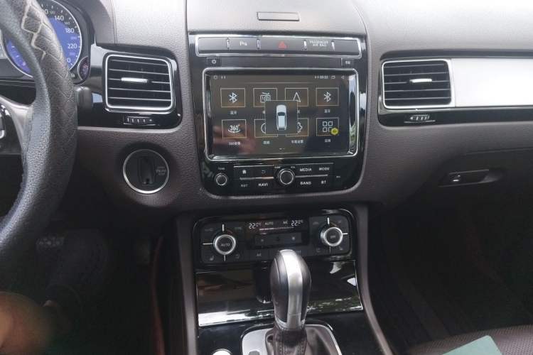 Used Volkswagen Touareg 2017 3.0 TSI Touareg Model Audio And AC Panel