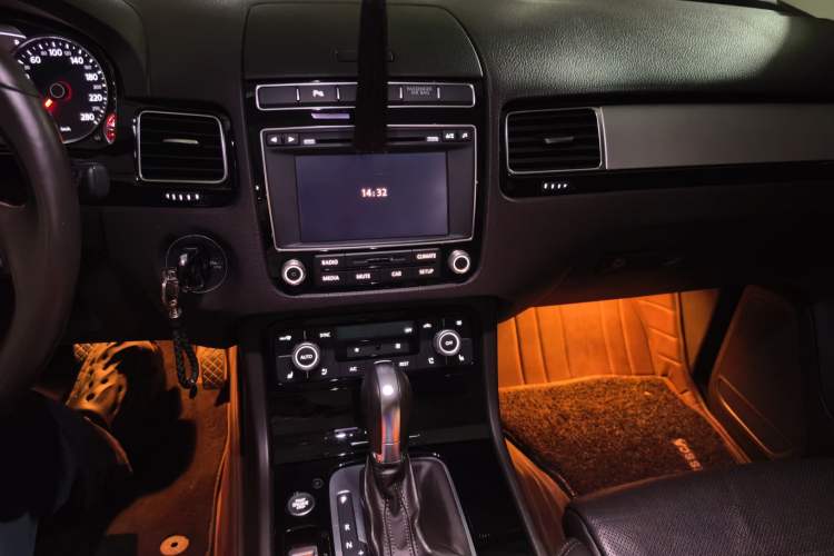 Used Volkswagen Touareg 2017 3.0 TSI Touareg Model Audio And AC Panel
