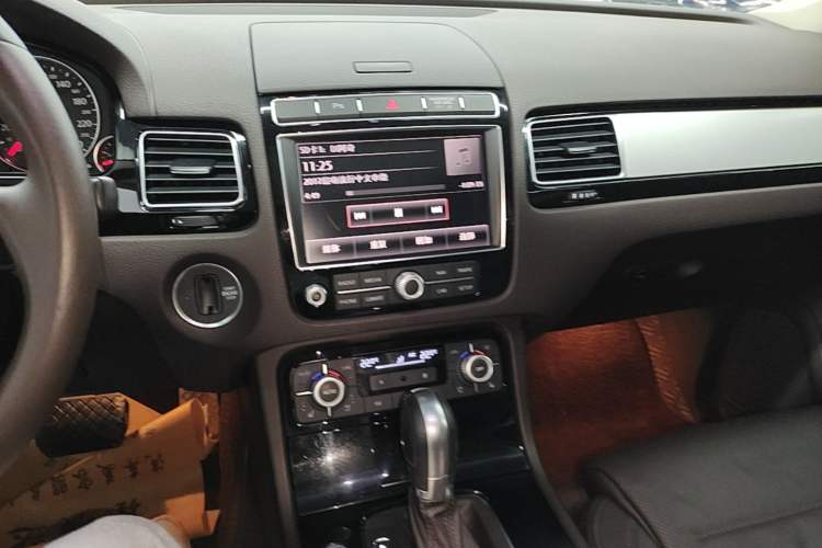Used Volkswagen Touareg 2017 3.0 TSI Touareg Edition Audio And AC Panel