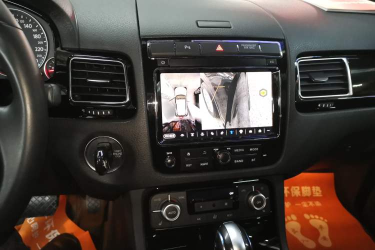 Used Volkswagen Touareg 2017 3.0 TSI Start Edition Audio And AC Panel