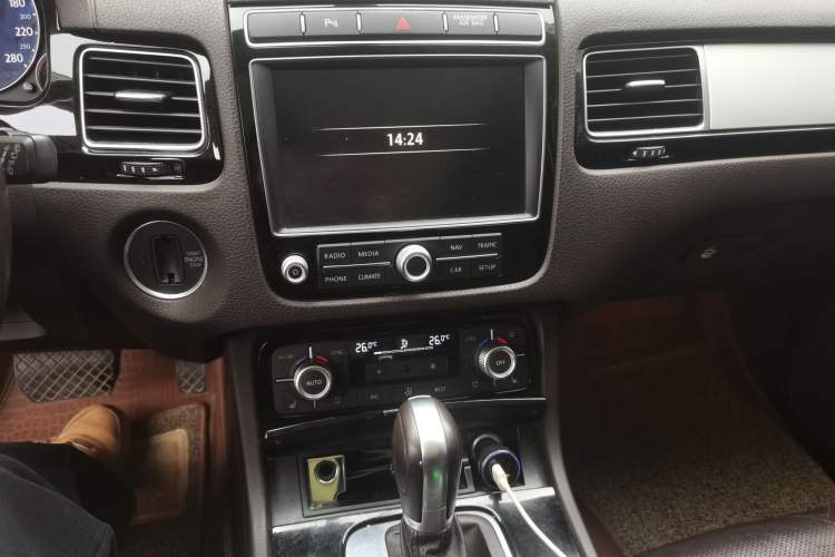 Used Volkswagen Touareg 2017 3.0 TSI Touareg Edition Audio And AC Panel