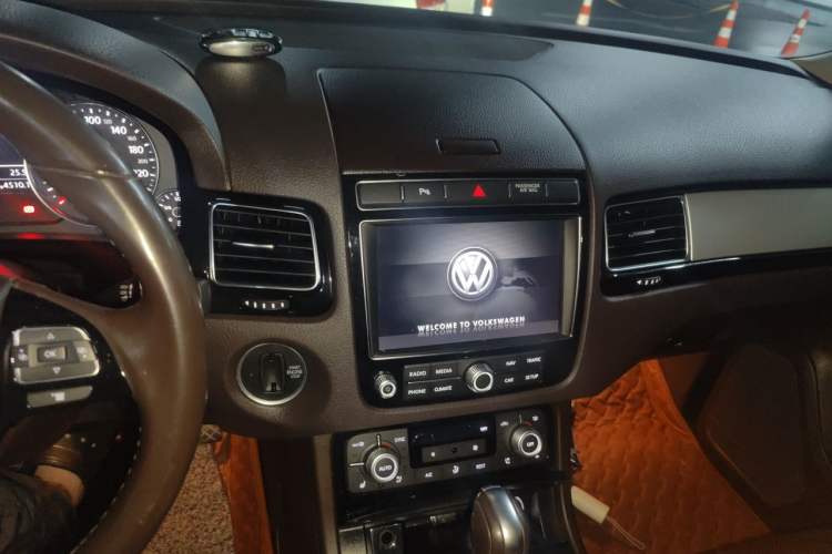 Used Volkswagen Touareg 2017 3.0 TSI Touareg Edition Audio And AC Panel