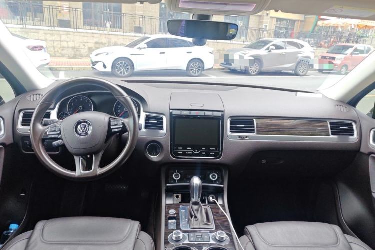 Used Volkswagen Touareg  Center Console