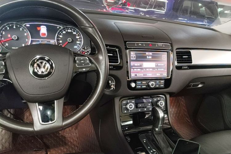 Used Volkswagen Touareg 2017 3.0 TSI Start Edition Center Console