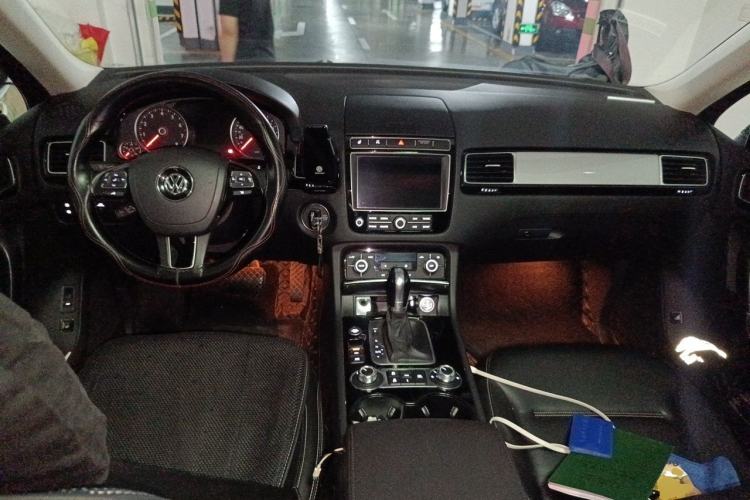 Used Volkswagen Touareg  Center Console