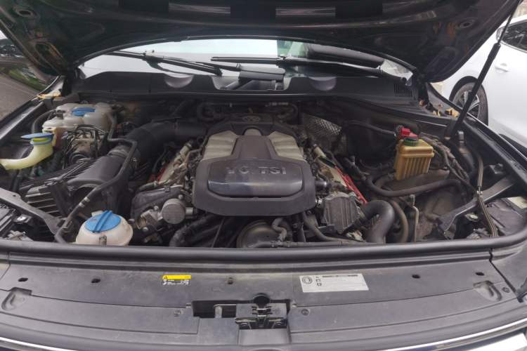 Used Volkswagen Touareg 2017 3.0 TSI Touareg Model Engine Bay