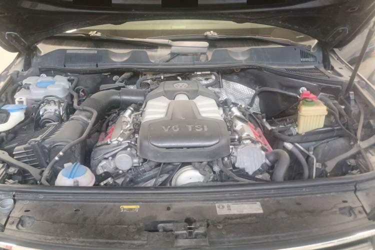 Used Volkswagen Touareg 2017 3.0 TSI Touareg Model Engine Bay