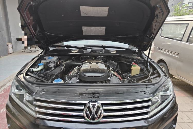 Used Volkswagen Touareg 2017 3.0 TSI Touareg Model Engine Bay