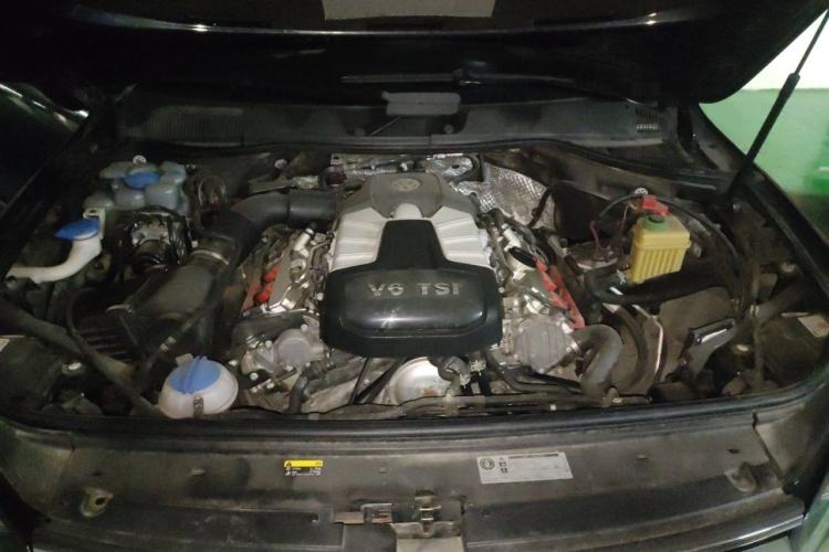 Used Volkswagen Touareg 2017 3.0 TSI Yuyue Model Engine Bay