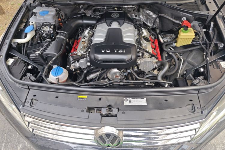 Used Volkswagen Touareg 2017 3.0 TSI Touareg Model Engine Bay