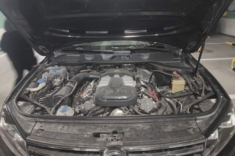 Used Volkswagen Touareg 2017 3.0 TSI Touareg Model Engine Bay