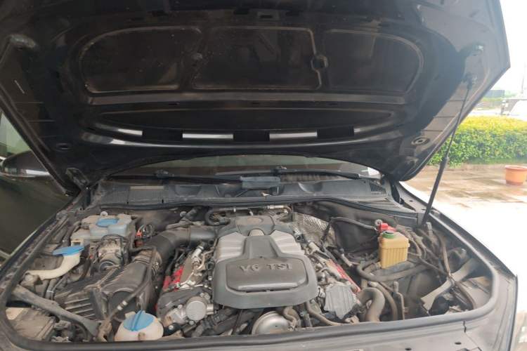 Used Volkswagen Touareg 2017 3.0 TSI Touareg Model Engine Bay
