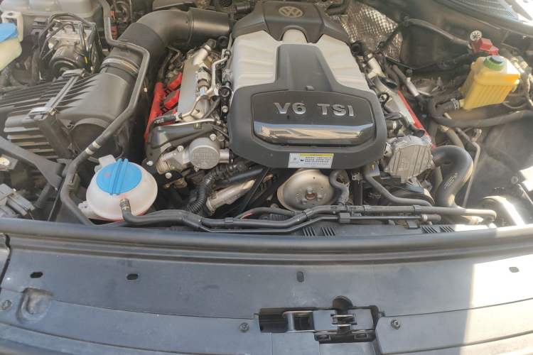 Used Volkswagen Touareg 2017 3.0 TSI Touareg Model Engine Bay
