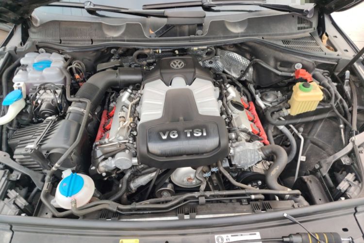 Used Volkswagen Touareg 2017 3.0 TSI Yuyue Model Engine Bay