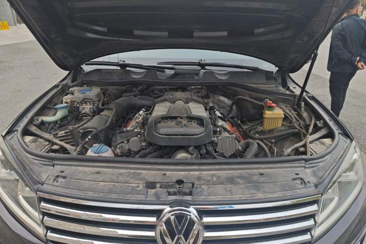 Used Volkswagen Touareg 2017 3.0 TSI Yuyue Model Engine Bay