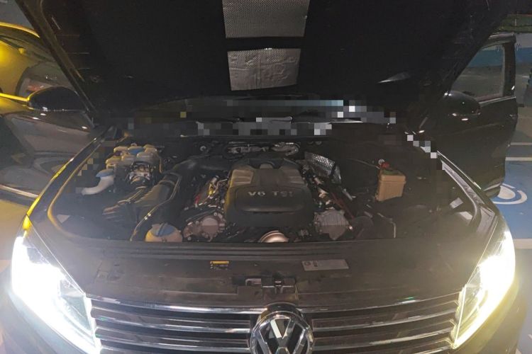 Used Volkswagen Touareg 2017 3.0 TSI Touareg Model Engine Bay